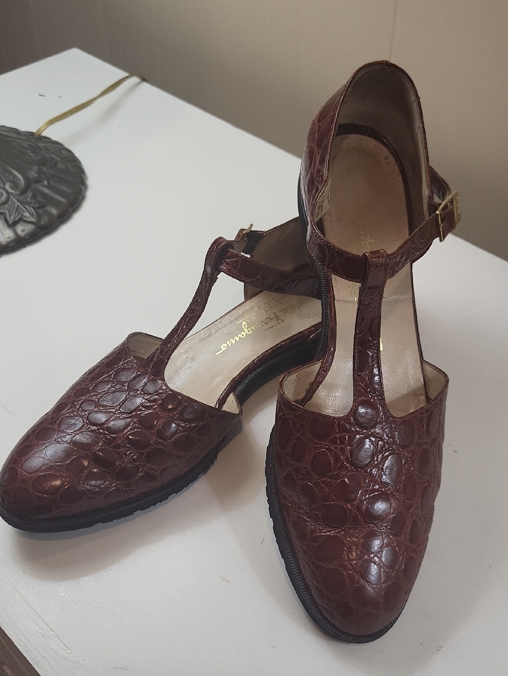 Vintage Salvatore Ferragamo T-Strap Crocidile 1980's To  1990.  SIZE 10